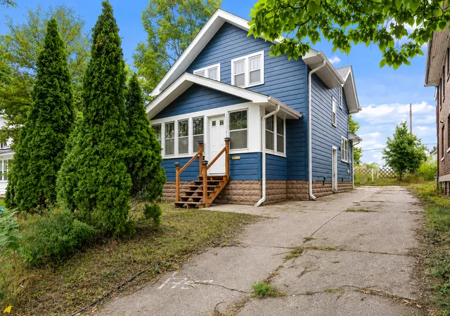 Single family home for sale at 1024 Western Ave N, Saint Paul, MN 55117 | MLS# 7136646