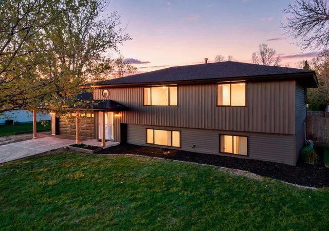 Photo 1 of Single family home for sale at 1600 Roosevelt Dr W, Northfield, MN 55057 | MLS# 7136695 | Listing updated on 2026-09-12