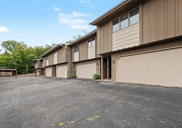 Photo 2 of Single family home for sale at 147 Kingswood Dr, Red Wing, MN 55066 | MLS# 7136718 | Listing updated on 2026-10-05