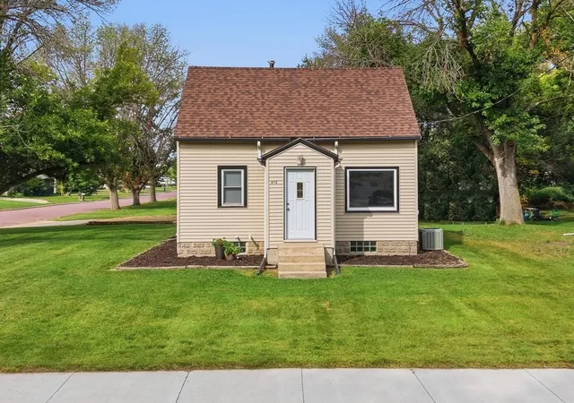 Photo 1 of Single family home for sale at 412 S Central Ave, Mapleton, MN 56065 | MLS# 7136721 | Listing updated on 2026-09-03