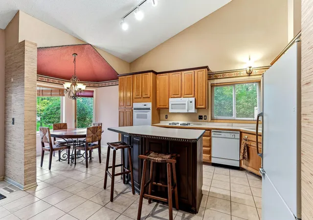 Photo 4 of Single family home for sale at 5968 Bren Cir, Hopkins, MN 55343 | MLS# 7136744 | Listing updated on 2026-10-09