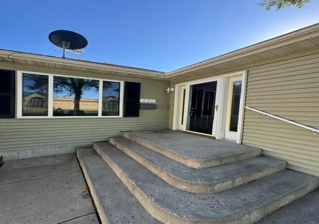 Photo 2 of Single family home for sale at 420 14th Avenue S, Fargo, ND 58103 | MLS# 7136756 | Listing updated on 2026-09-02