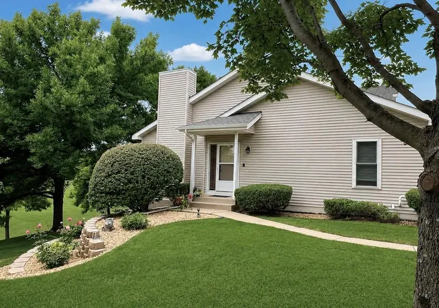 Photo 1 of Single family home for sale at 10295 Arrowwood Dr, Eden Prairie, MN 55347 | MLS# 7136763 | Listing updated on 2026-09-18