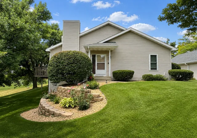 Photo 2 of Single family home for sale at 10295 Arrowwood Dr, Eden Prairie, MN 55347 | MLS# 7136763 | Listing updated on 2026-09-18