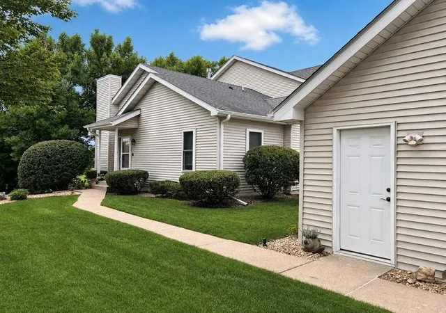 Photo 3 of Single family home for sale at 10295 Arrowwood Dr, Eden Prairie, MN 55347 | MLS# 7136763 | Listing updated on 2026-09-18