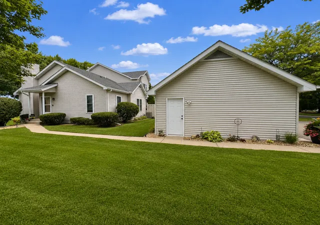 Photo 3 of Single family home for sale at 10295 Arrowwood Dr, Eden Prairie, MN 55347 | MLS# 7136763 | Listing updated on 2026-09-18
