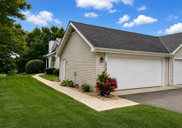 Photo 4 of Single family home for sale at 10295 Arrowwood Dr, Eden Prairie, MN 55347 | MLS# 7136763 | Listing updated on 2026-09-18
