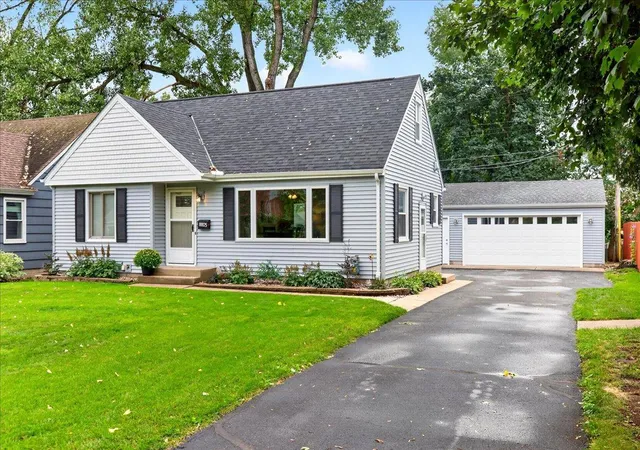Photo 2 of Sale Pending at 8805 Club Rd, Minneapolis, MN 55426 | MLS# 7136789 | Listing updated on 2026-10-12