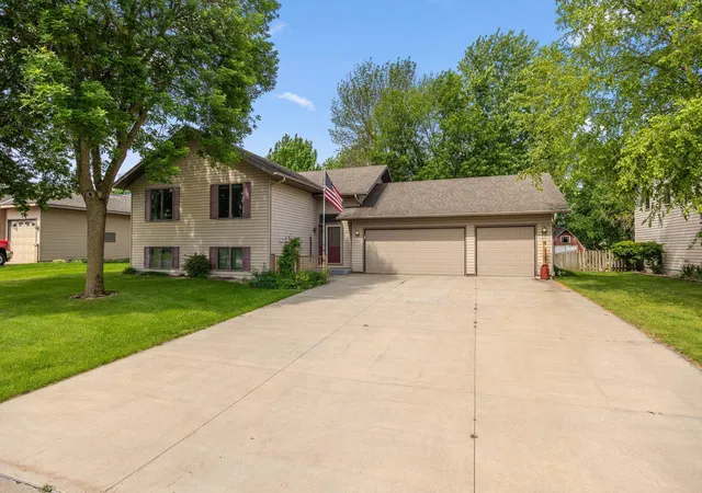 Photo 2 of Single family home for sale at 700 W Welco Dr, Montgomery, MN 56069 | MLS# 7136838 | Listing updated on 2026-10-08