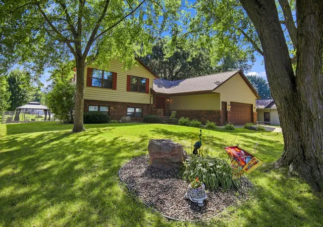 Photo 1 of Single family home for sale at 625 16th Street Sw, Owatonna, MN 55060 | MLS# 7136966 | Listing updated on 2026-10-21