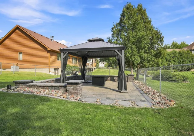 Photo 2 of Single family home for sale at 625 16th Street Sw, Owatonna, MN 55060 | MLS# 7136966 | Listing updated on 2026-10-21