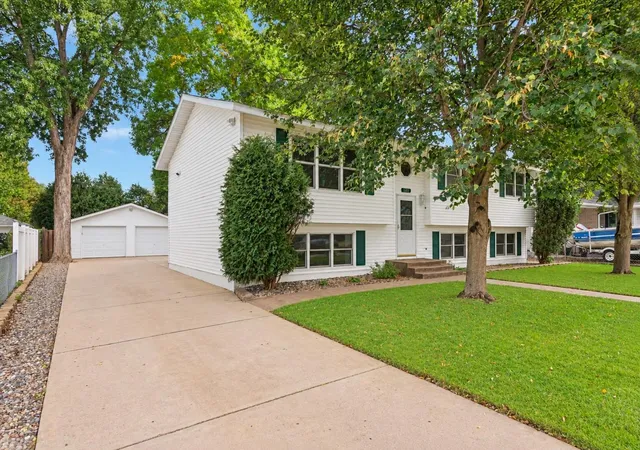 Photo 1 of Single family home for sale at 1601 Walnut St, Hastings, MN 55033 | MLS# 7137001 | Listing updated on 2026-10-08