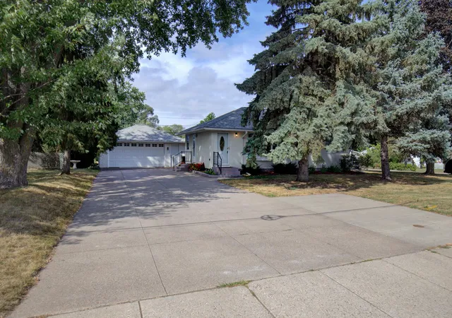 Photo 4 of Single family home for sale at 2115 English St, Saint Paul, MN 55109 | MLS# 7137053 | Listing updated on 2026-10-04
