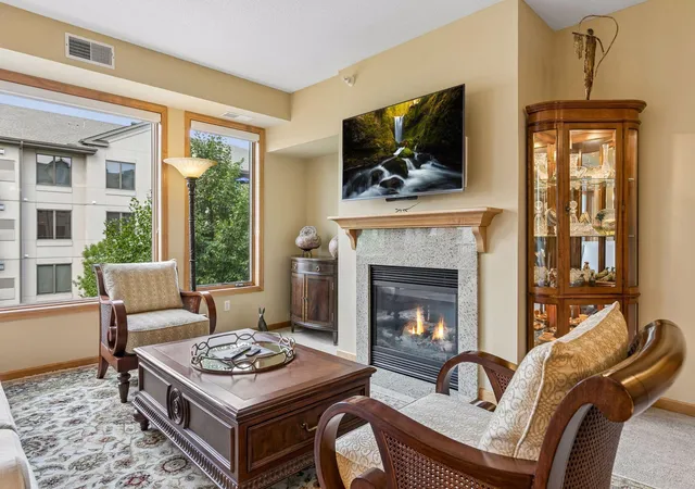 Listing Photo 4 - Condo for sale in building located at 5225 Grandview Sq, Edina, MN 55436 - Unit #308