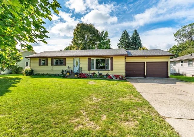 Photo 1 of Single family home for sale at 101 W Hillside Ave, Fergus Falls, MN 56537 | MLS# 7137121 | Listing updated on 2026-09-23