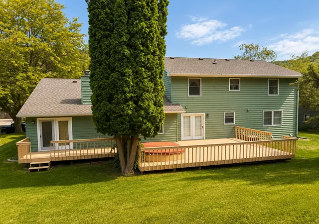 Photo 3 of Single family home for sale at 225 Oak Leaf Dr, Winona, MN 55987 | MLS# 7137124 | Listing updated on 2026-09-08