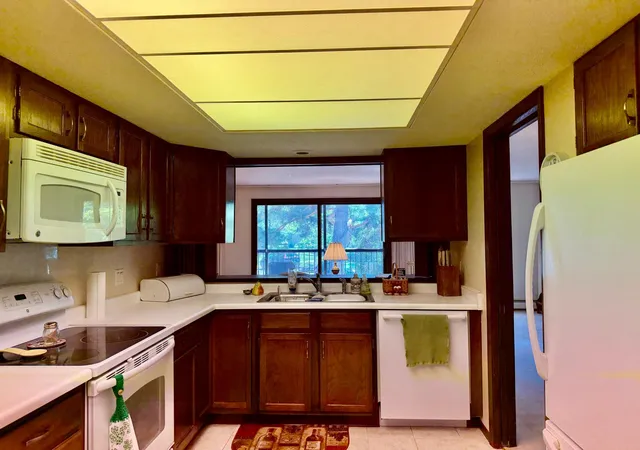 Listing Photo 5 - Condo for sale in building located at 8549 Irwin Rd, Bloomington, MN 55437 - Unit #138