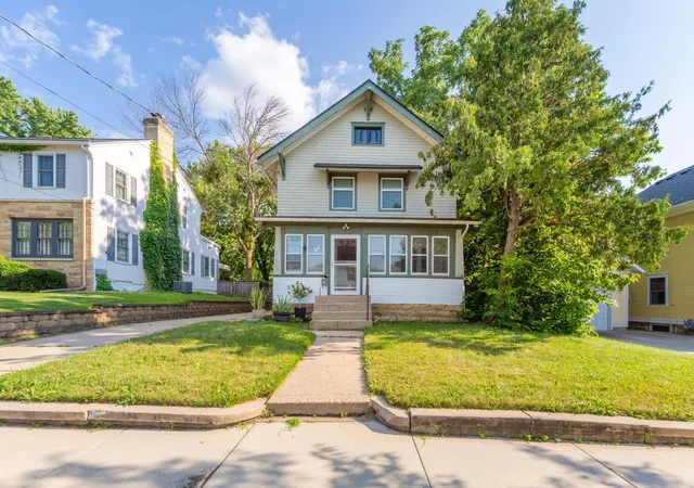 Photo 2 of Single family home for sale at 117 Shaubut St, Mankato, MN 56001 | MLS# 7137140 | Listing updated on 2026-09-05