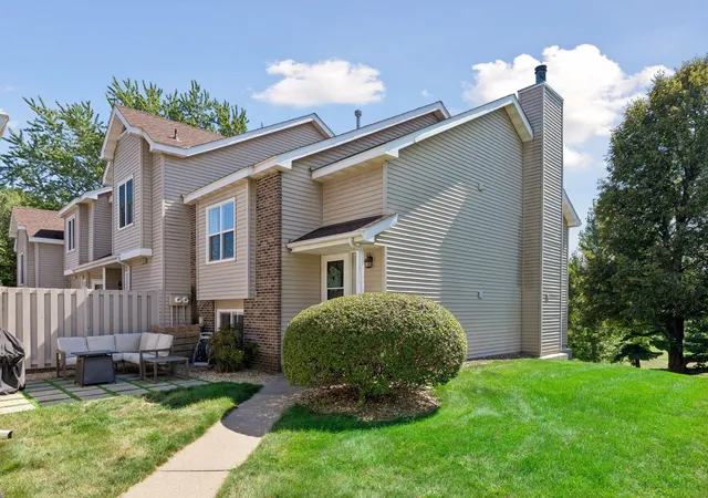 Photo 1 of Single family home for sale at 10237 Arrowwood Dr, Eden Prairie, MN 55347 | MLS# 7137249 | Listing updated on 2026-09-03