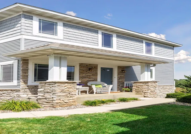 Photo 4 of Single family home for sale at 2711 Spy Glass Dr, Chaska, MN 55318 | MLS# 7137379 | Listing updated on 2026-10-06