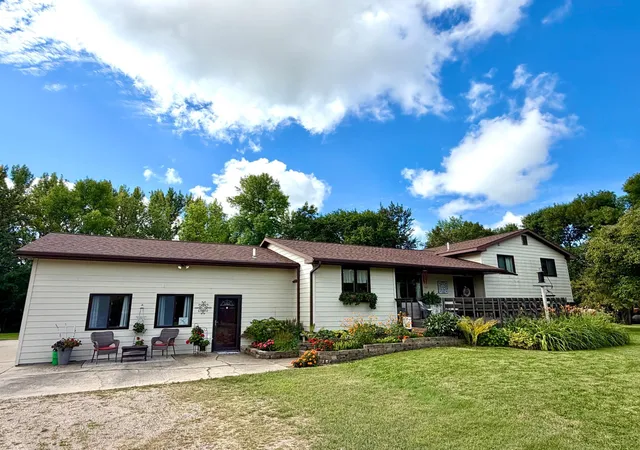 Photo 1 of Single family home for sale at 40624 Highway 11, Roseau, MN 56751 | MLS# 7137386 | Listing updated on 2026-09-13
