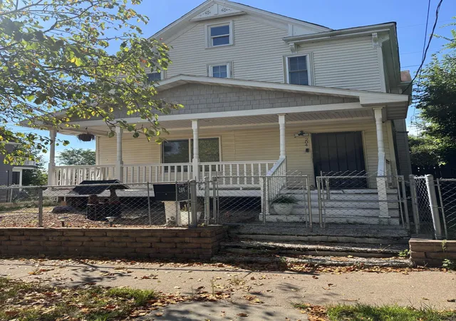 Photo 2 of Sale Pending at 204 Acker St E, Saint Paul, MN 55117 | MLS# 7137400 | Listing updated on 2026-10-09