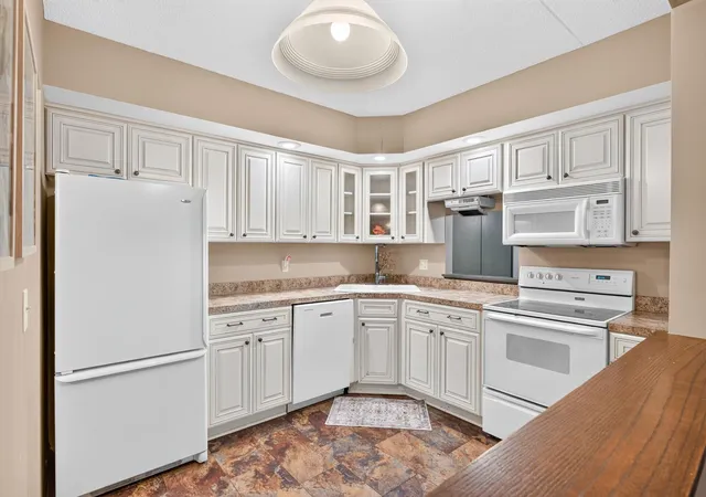 Photo 3 of Condo for sale at 2465 Londin Ln E #212, Saint Paul, MN 55119 | MLS# 7137525 | Listing updated on 2026-10-07