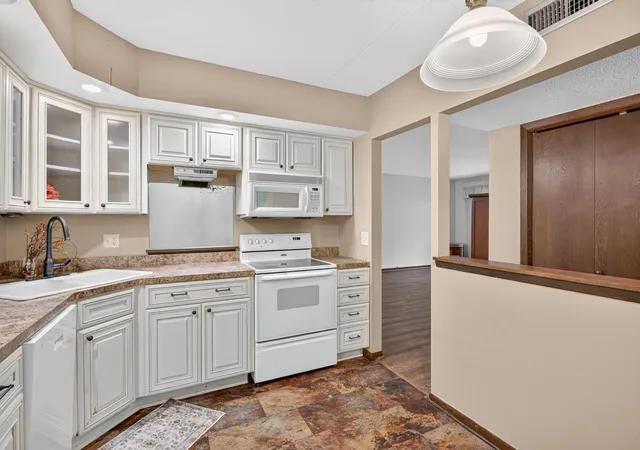 Photo 4 of Condo for sale at 2465 Londin Ln E #212, Saint Paul, MN 55119 | MLS# 7137525 | Listing updated on 2026-10-07
