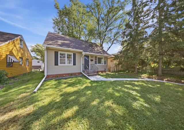 Photo 4 of Single family home for sale at 1446 Dale St N, Saint Paul, MN 55117 | MLS# 7137529 | Listing updated on 2026-10-09