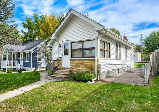Photo 3 of Single family home for sale at 1428 Hazel St N, Saint Paul, MN 55119 | MLS# 7137702 | Listing updated on 2026-10-08
