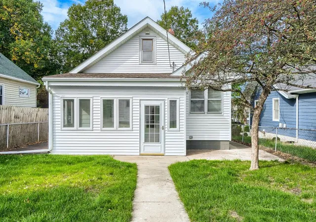 Photo 3 of Single family home for sale at 1428 Hazel St N, Saint Paul, MN 55119 | MLS# 7137702 | Listing updated on 2026-10-08