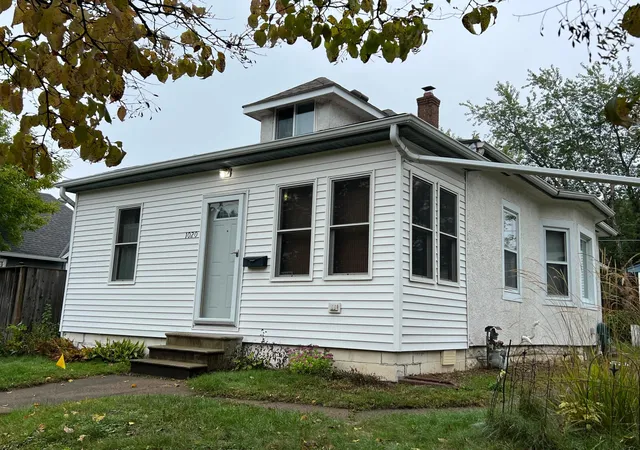 Photo 2 of Sale Pending at 1020 Chatsworth St N, Saint Paul, MN 55103 | MLS# 7137770 | Listing updated on 2026-10-19