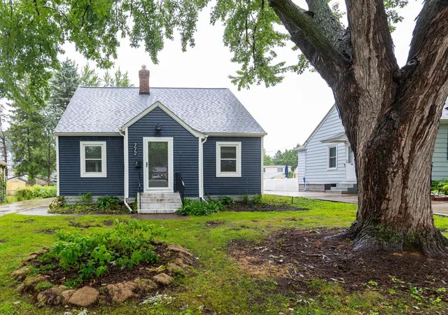 Photo 2 of Single family home for sale at 772 Iowa Ave W, Saint Paul, MN 55117 | MLS# 7137796 | Listing updated on 2026-10-06