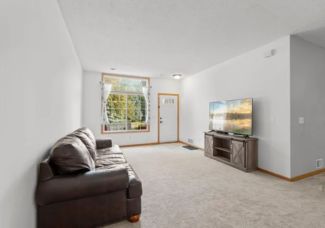 Photo 4 of Single family home for sale at 624 Tamarack Trl, Farmington, MN 55024 | MLS# 7137810 | Listing updated on 2026-09-04