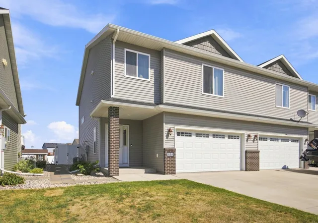 Photo 2 of Townhouse for sale at 454 Foxtail Dr E, West Fargo, ND 58078 | MLS# 7137814 | Listing updated on 2026-09-07