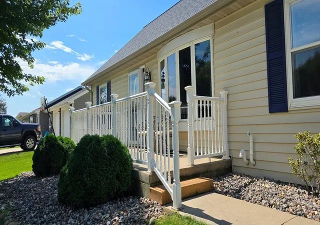 Photo 2 of Single family home for sale at 304 Paul Hanson Dr, Clarks Grove, MN 56016 | MLS# 7137922 | Listing updated on 2026-09-03