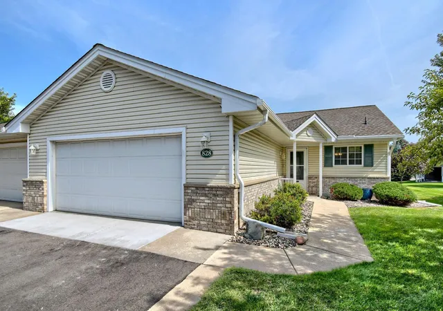 Photo 2 of Single family home for sale at 828 Woodland Dr, Saint Paul, MN 55115 | MLS# 7137932 | Listing updated on 2026-09-13