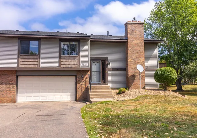 Photo 3 of Single family home for sale at 2819 Wimbledon Ridge, Saint Paul, MN 55125 | MLS# 7137992 | Listing updated on 2026-09-12