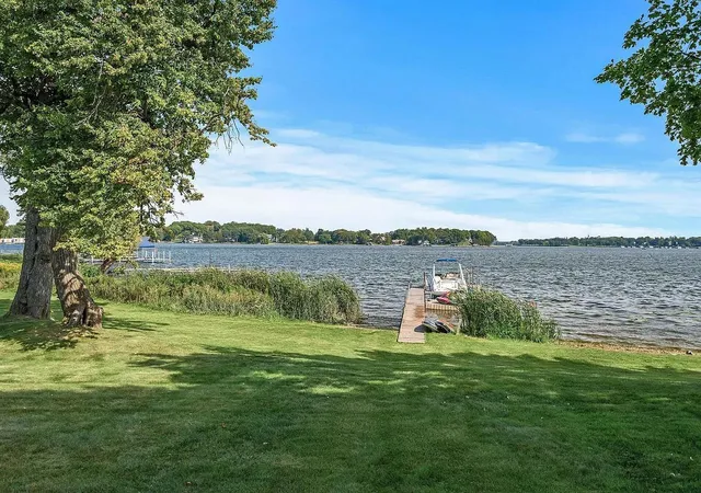 Photo 3 of Single family home for sale at 3705 Shore Dr N, Wayzata, MN 55391 | MLS# 7138183 | Listing updated on 2026-09-12