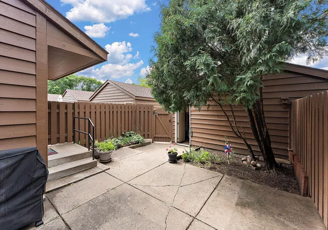 Photo 3 of Single family home for sale at 2460 Crestwood Dr, Saint Paul, MN 55109 | MLS# 7138251 | Listing updated on 2026-09-16