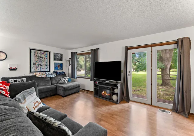 Photo 4 of Sale Pending at 2460 Crestwood Dr, Saint Paul, MN 55109 | MLS# 7138251 | Listing updated on 2026-10-19