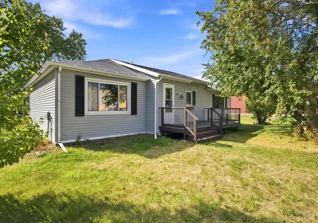 Photo 1 of Single family home for sale at 325 3rd Avenue W, Halstad, MN 56548 | MLS# 7138308 | Listing updated on 2026-09-04