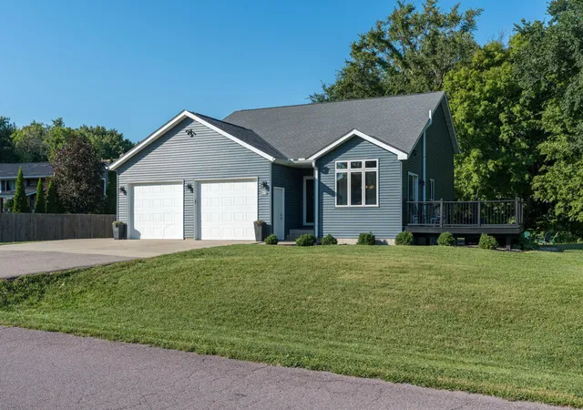 Photo 1 of Single family home for sale at 200 Mapleridge Dr, Mankato, MN 56001 | MLS# 7138358 | Listing updated on 2026-09-04