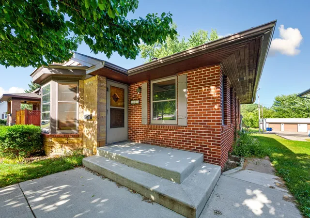 Photo 2 of Single family home for sale at 1005 S Minnesota St, New Ulm, MN 56073 | MLS# 7138509 | Listing updated on 2026-09-18