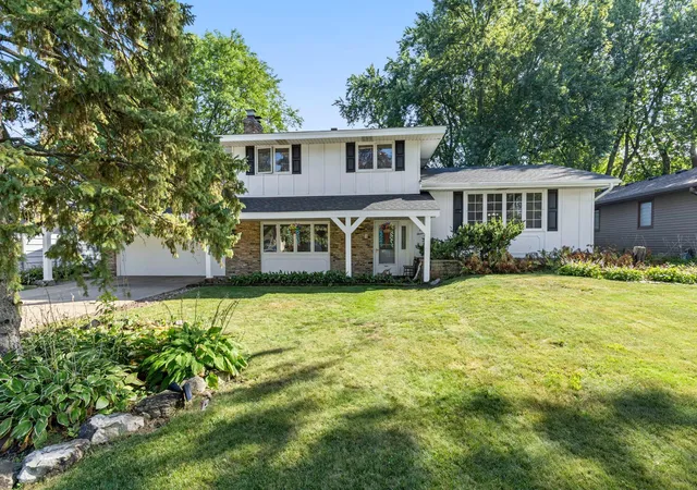 Photo 3 of Single family home for sale at 1000 Tiller Ln, Saint Paul, MN 55126 | MLS# 7138539 | Listing updated on 2026-10-31