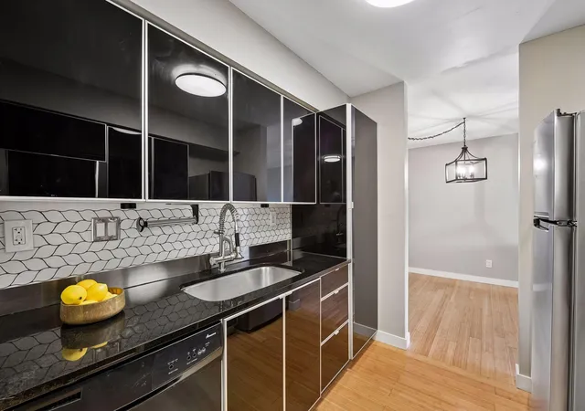 Listing Photo 5 - Condo for sale in building located at 450 Frd Rd, St. Louis Park, MN 55426 - Unit #304