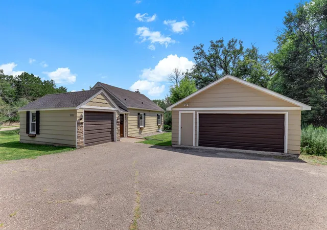 Photo 3 of Single family home for sale at 1922 Oakland Rd, Hopkins, MN 55305 | MLS# 7138685 | Listing updated on 2026-09-04