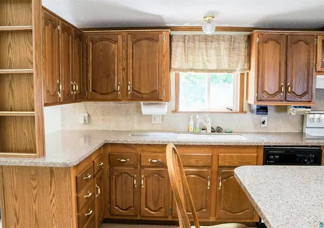 Photo 4 of Single family home for sale at 12 Olea Ave, Duluth, MN 55810 | MLS# 7138773 | Listing updated on 2026-09-04
