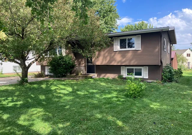 Photo 1 of Single family home for sale at 16 South St Sw, Dodge Center, MN 55927 | MLS# 7138789 | Listing updated on 2026-09-15