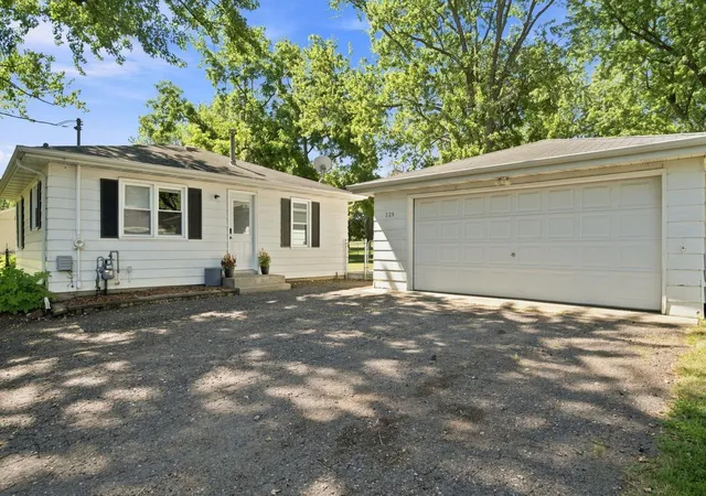 Photo 4 of Single family home for sale at 125 Hackberry Hl, Long Lake, MN 55356 | MLS# 7138906 | Listing updated on 2026-09-05